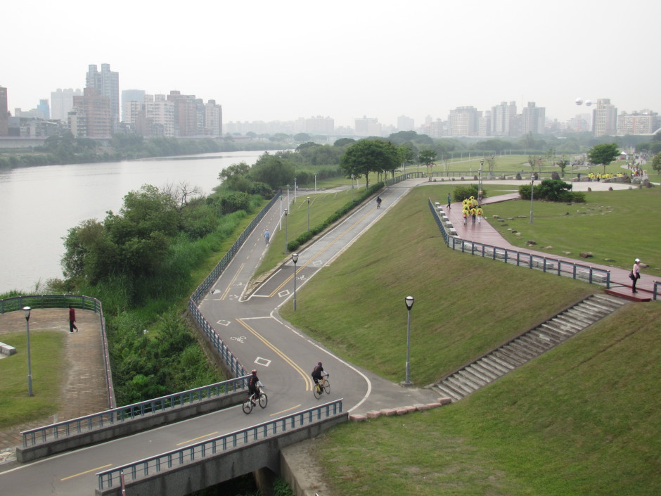 Cycling Taipei riverside paths