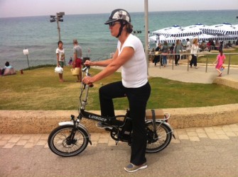 Tzipi_Livni_ride_to_the_beach_tel_aviv_300313