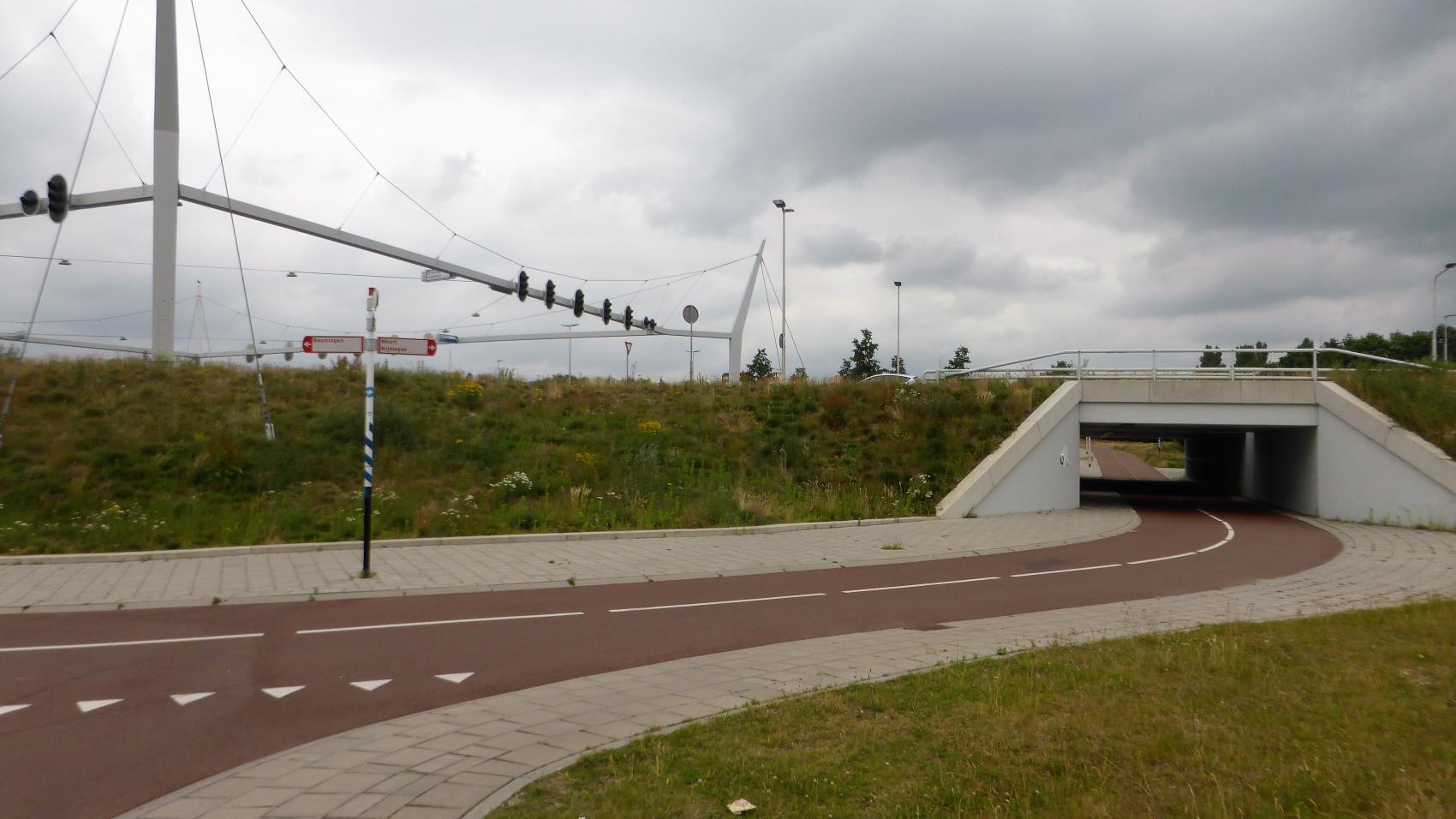 The crossing of Neerbosscheweg (continuation of A73 motorway), Hogelandseweg and IJpenbroekweg between Nijmegen and Beuningen. Traffic lights are for cars, bicycles do not need to stop.