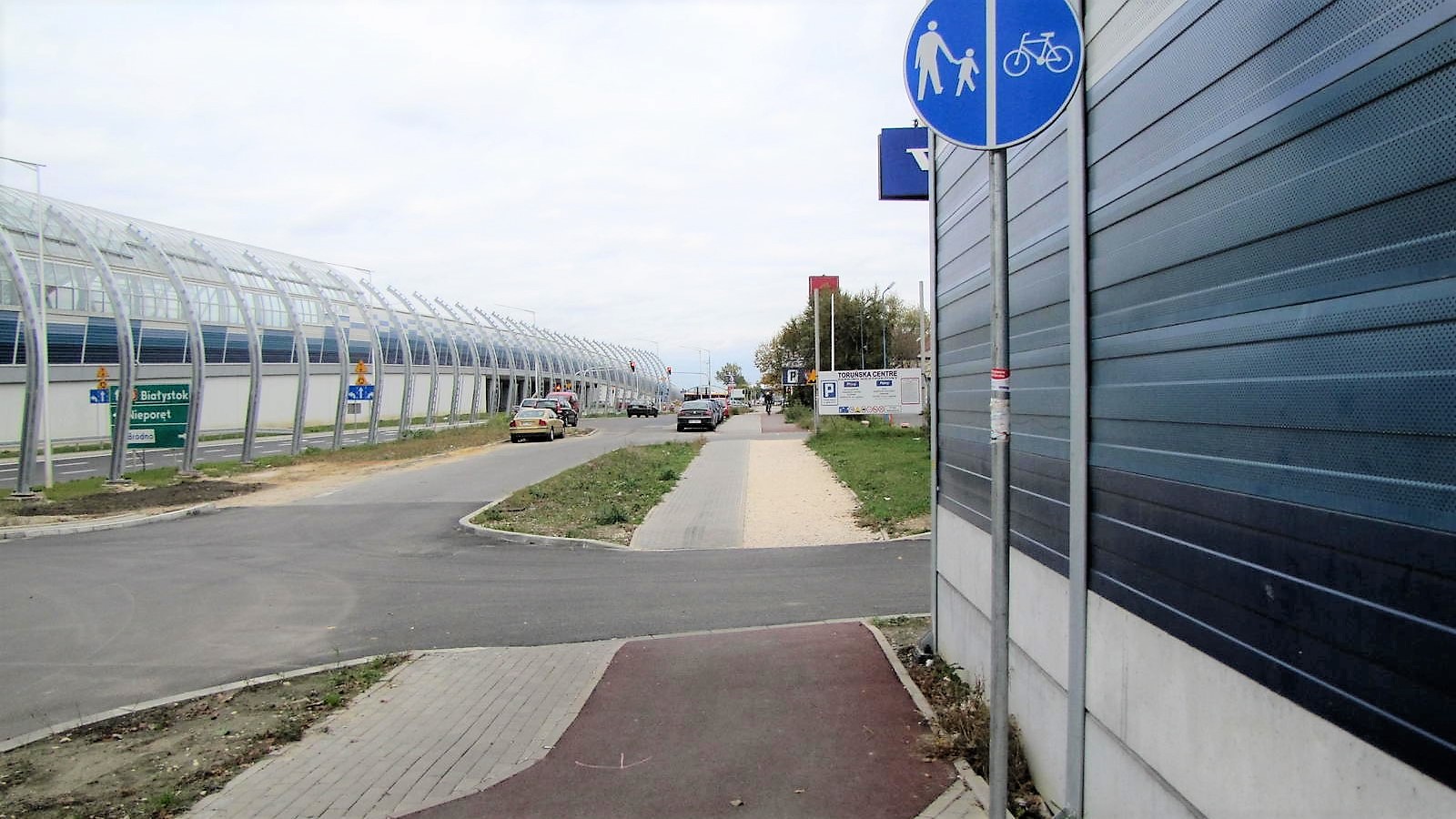 Many Member States lack the necessary knowledge on how to take into account the needs of cyclists. This cycling path was built as a part of a TEN-T road reconstruction project and underwent Road Safety Audit, but it is not safe to use because of lack of visibility on crossing.