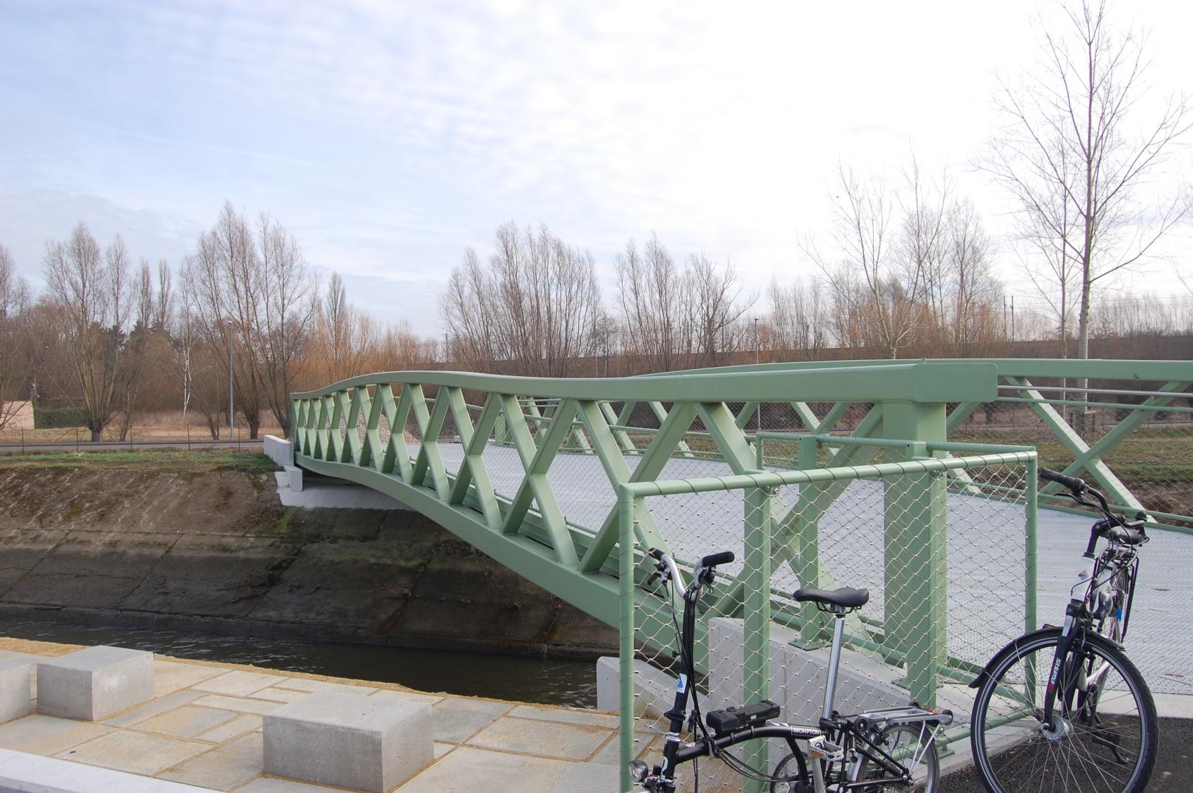 The new cycling bridge in Zemst running in an angle across the Zenne thus allowing cyclists to maintain their speed.