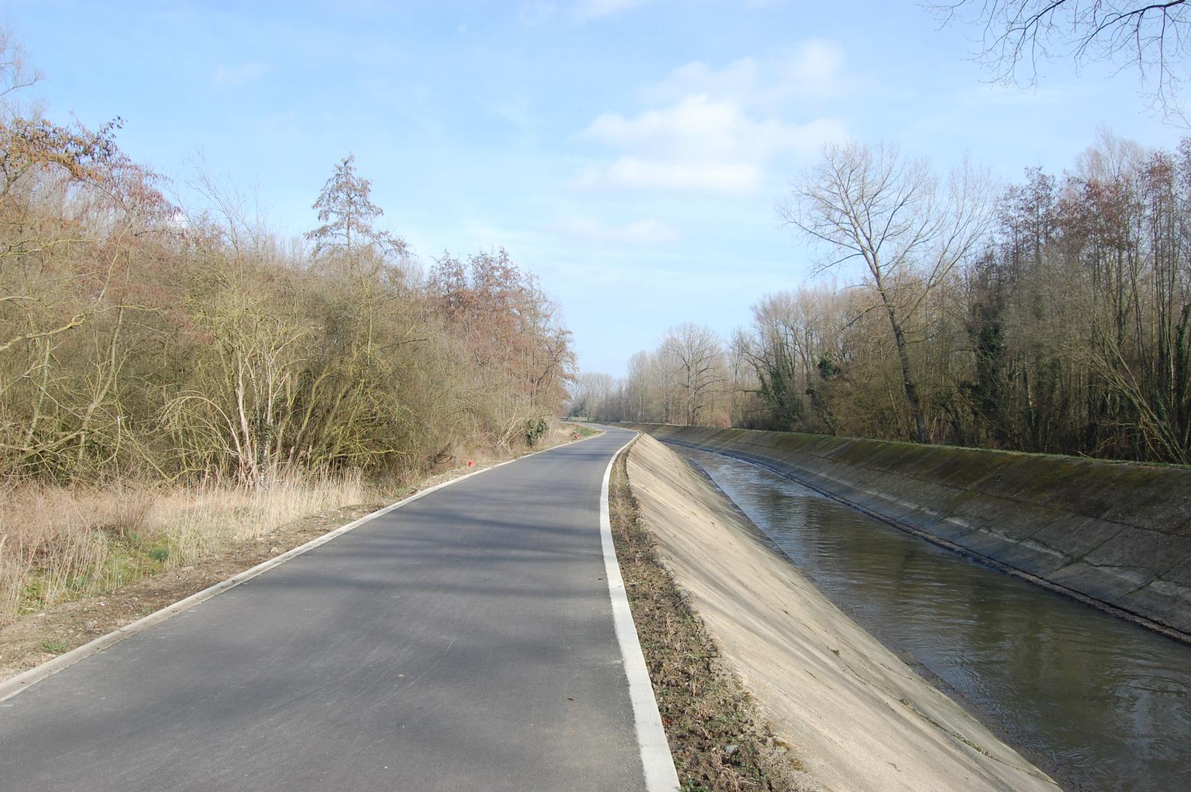 The widened cycle path on the towpath along the western bank of Zenne.