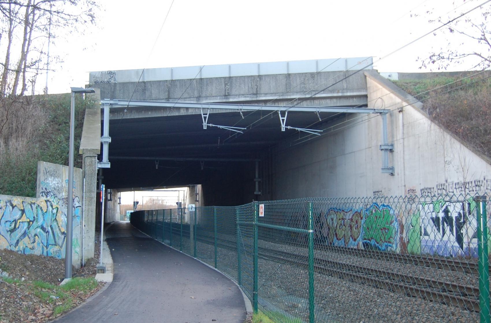 Steel beams holding the overhead train lines on either side of the tunnel ensure an obstacle-free passage for cyclists.