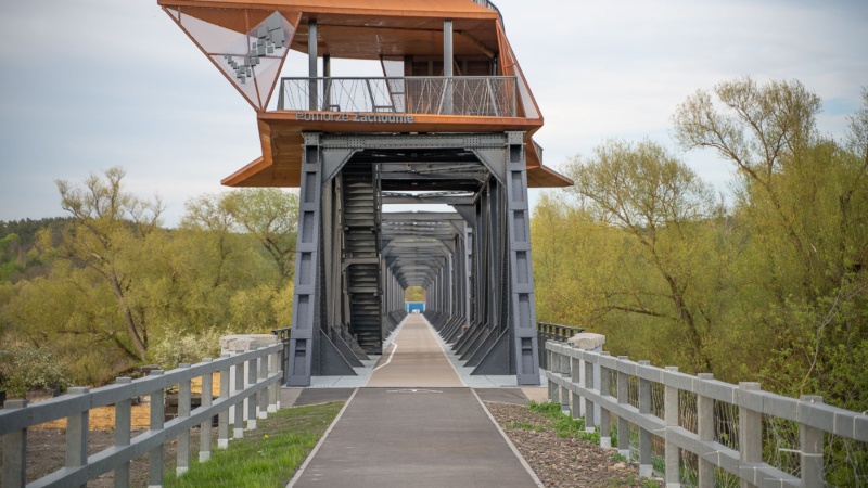 The Oderbrücke Bienenwerder bridge on the German-Polish border, built in 1892 and turned into a cycle and pedestrian track. Photo: West Pomerania