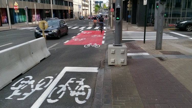 Pop-up cycle lane on Rue de la Loi, created over 3 nights in May 2020. Old cycle track visible on the sidewalk. 