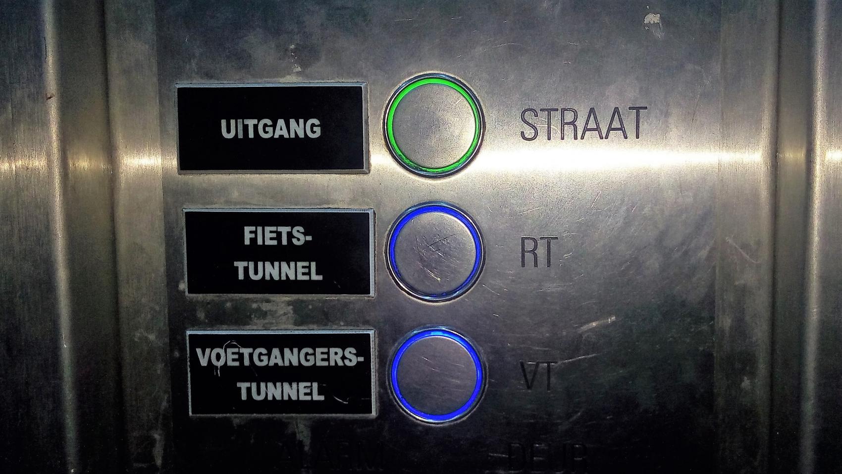 Elevators connect street (straat) level, cycling (fiets-) tunnel level and pedestrian (voetgangers-) tunnel level. 
