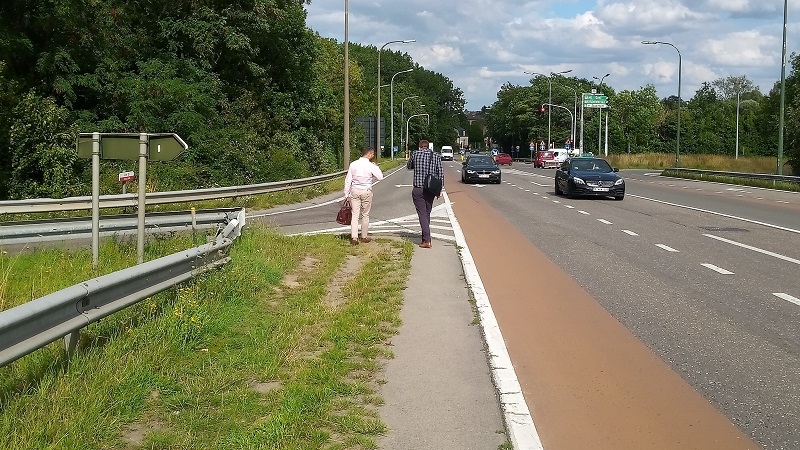 Currently pedestrians and cyclists have to make a long detour between Zaventem and Diegem and cross the Brussels ring-road on a busy road with no sidewalks and only a suggestion cycle lane.