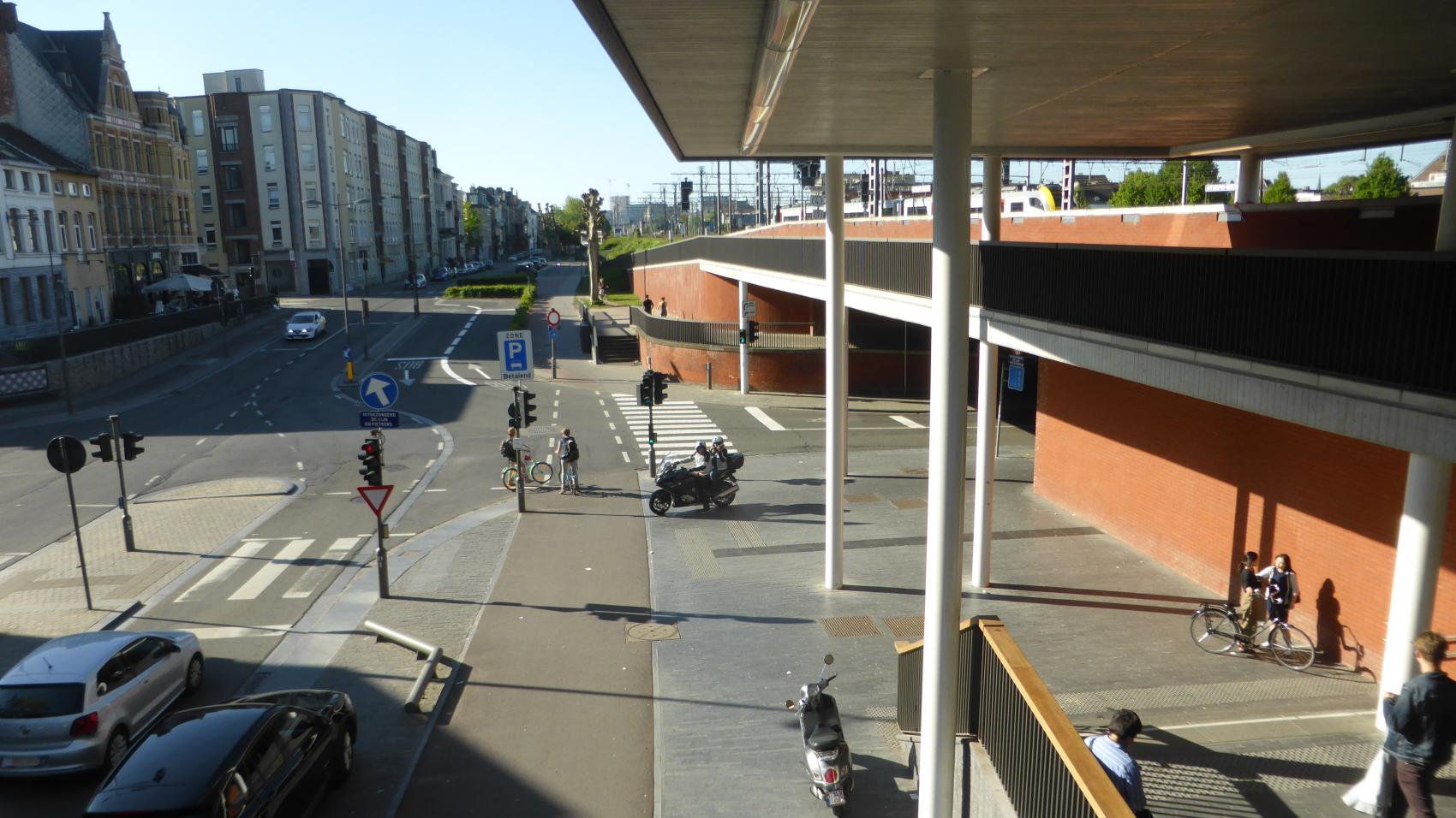 The bridge over Uitbreidingstraat was used as a ramp to access 2nd floor of the cycle parking next to the Antwerpen Berchem station. Now it is also a part of the F1 cycle highway, allowing to bypass another crossing with traffic lights.