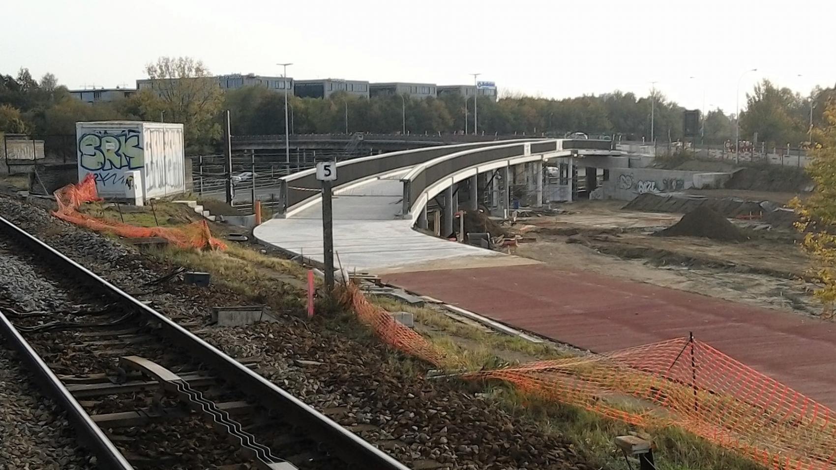 Construction of the cycling bridge connecting the new path on the railroad embankment to Posthofbrug (in the back).