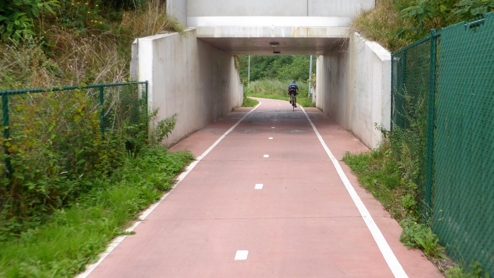 Median and edge markings on both sides on the Antwerp – Brussels (F1) cycle highway. Note the clearance between edge markings and tunnel walls.
