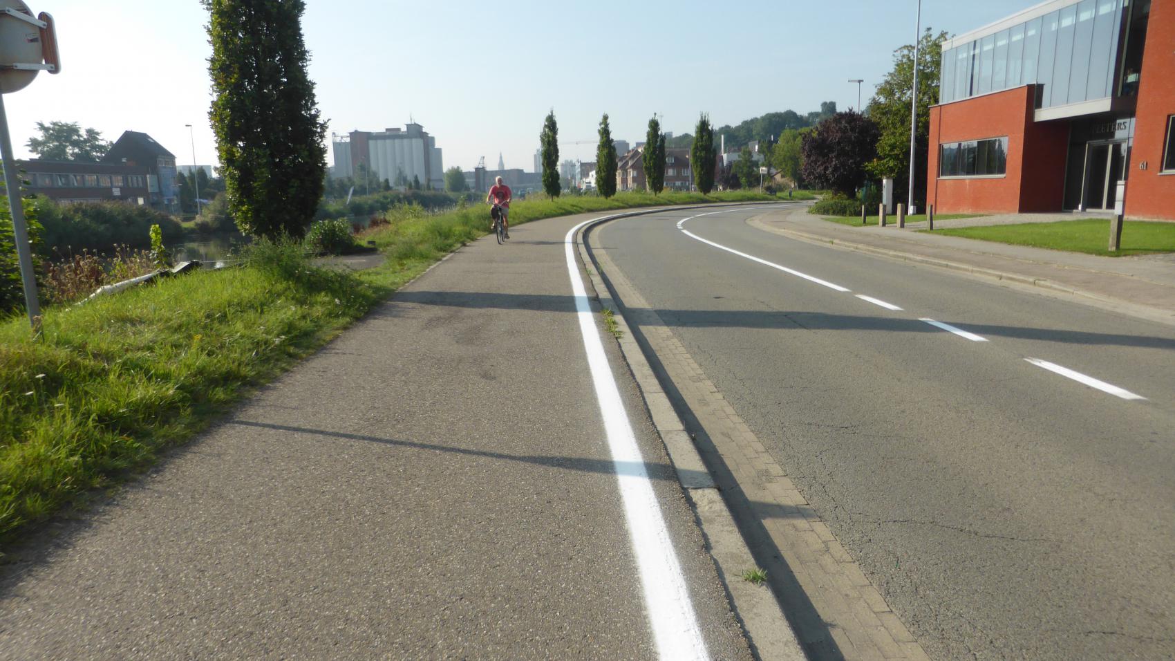 Edge marking denotes a buffer zone between cycle path and carriageway. F3 entering Leuven.