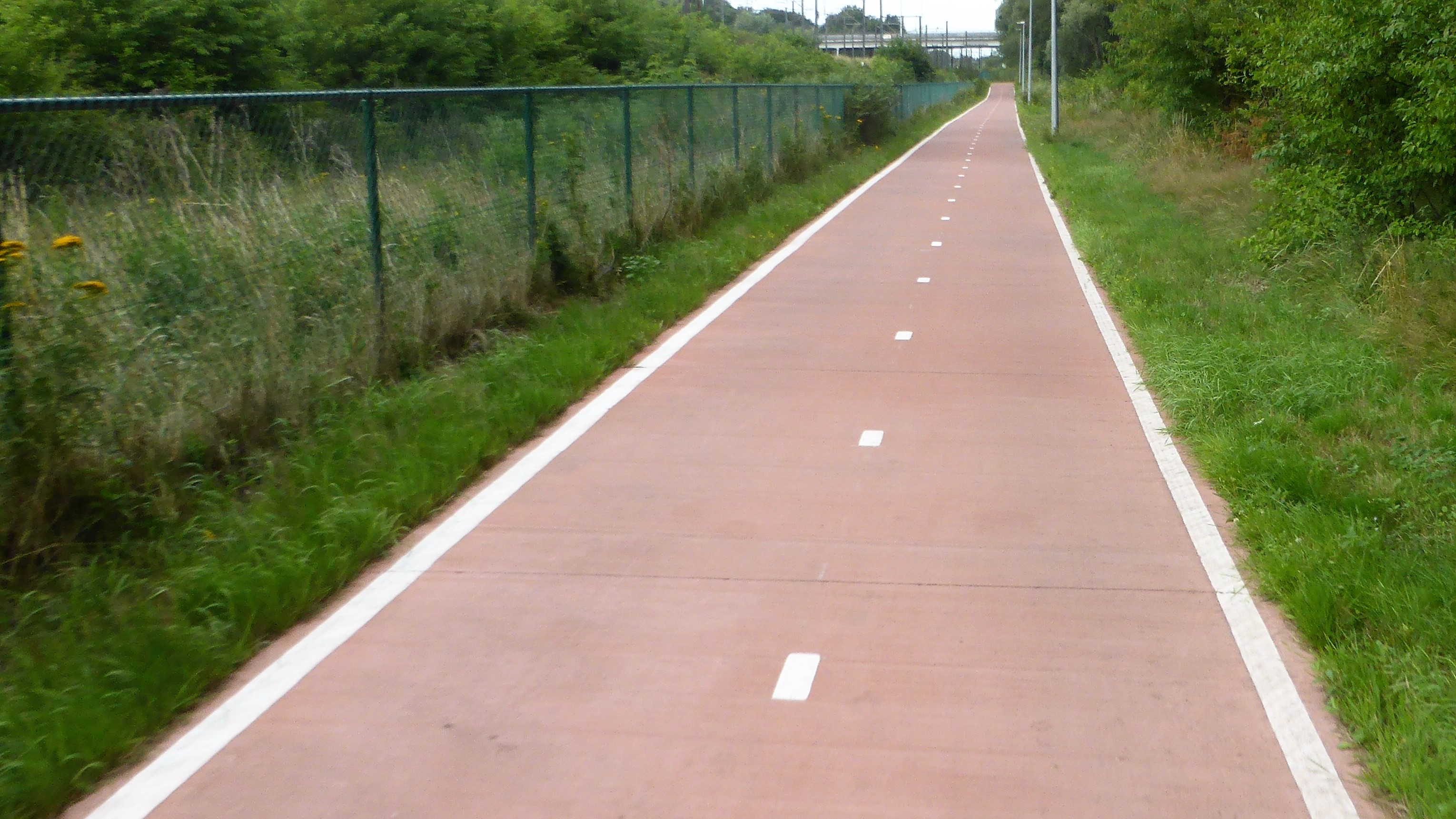 Edge and median markings on the F1 cycle highway Antwerp - Brussels
