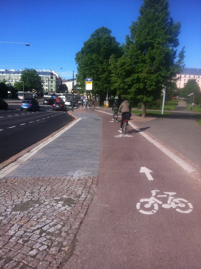 Figure 4. New, best practice, curb-separated unidirectional bicycle infrastructure on Helsinginkatu