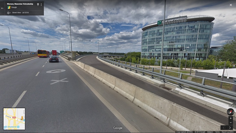 EU funding has been spent on ramps and flyovers that are permanently closed by concrete barriers and have never been used. On the other hand, the connecting section of cycling infrastructure was not included in the project, despite existing or planned cycle paths along city streets on both sides of the interchange. Image source: Google Street View.