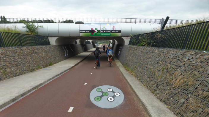 TEN-T roads should not create a barrier for non-motorised traffic. Tunnel under A15 motorway (part of the Rhine-Alpine corridor, core TEN-T network) on RijnWaalpad cycle highway in the Netherlands can be an example of a safe and comfortable crossing.