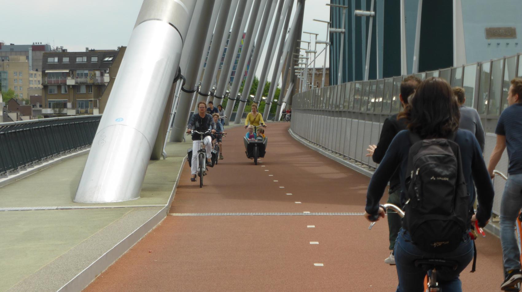 Snelbinder – a bicycle path attached to the railroad bridge over the river Waal.