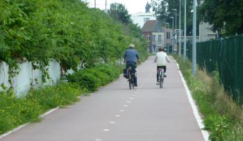 Cycle highway F1 entering Mechelen along the railroad line