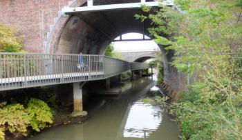 Cycling bridge along Vrouwvliet on the F1 cycle highway in Mechelen